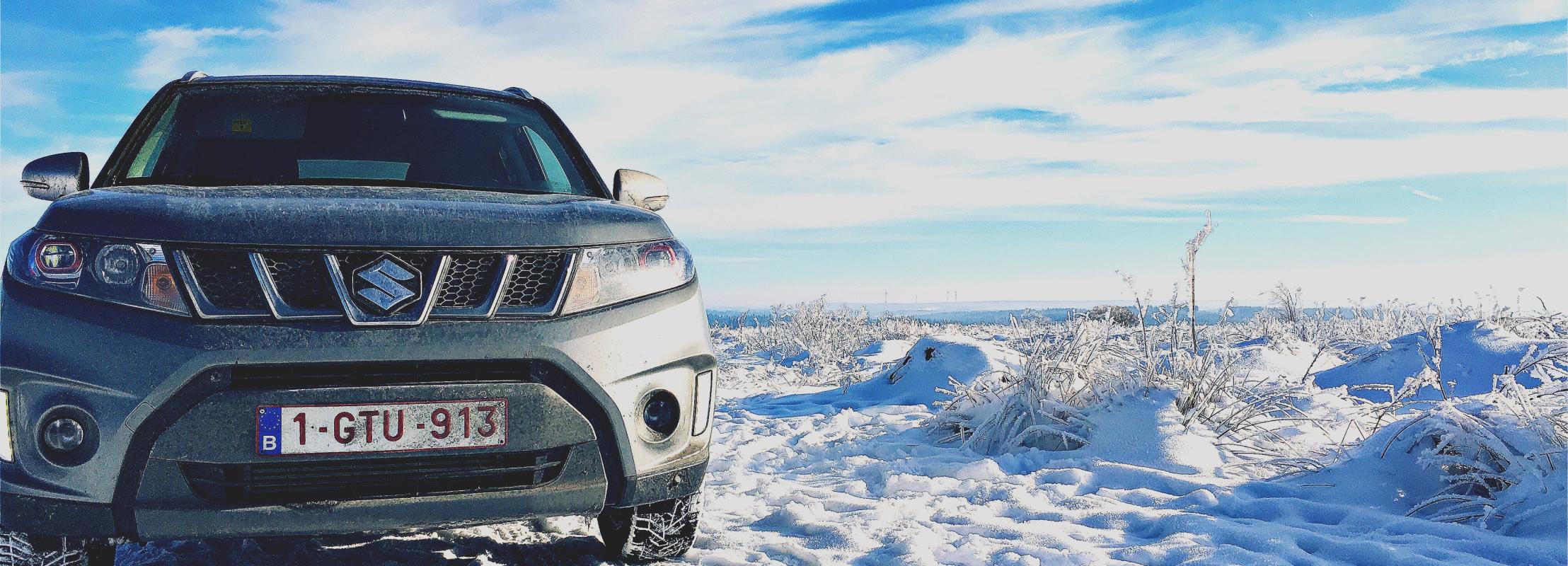 Suzuki Vitara in de sneeuw
