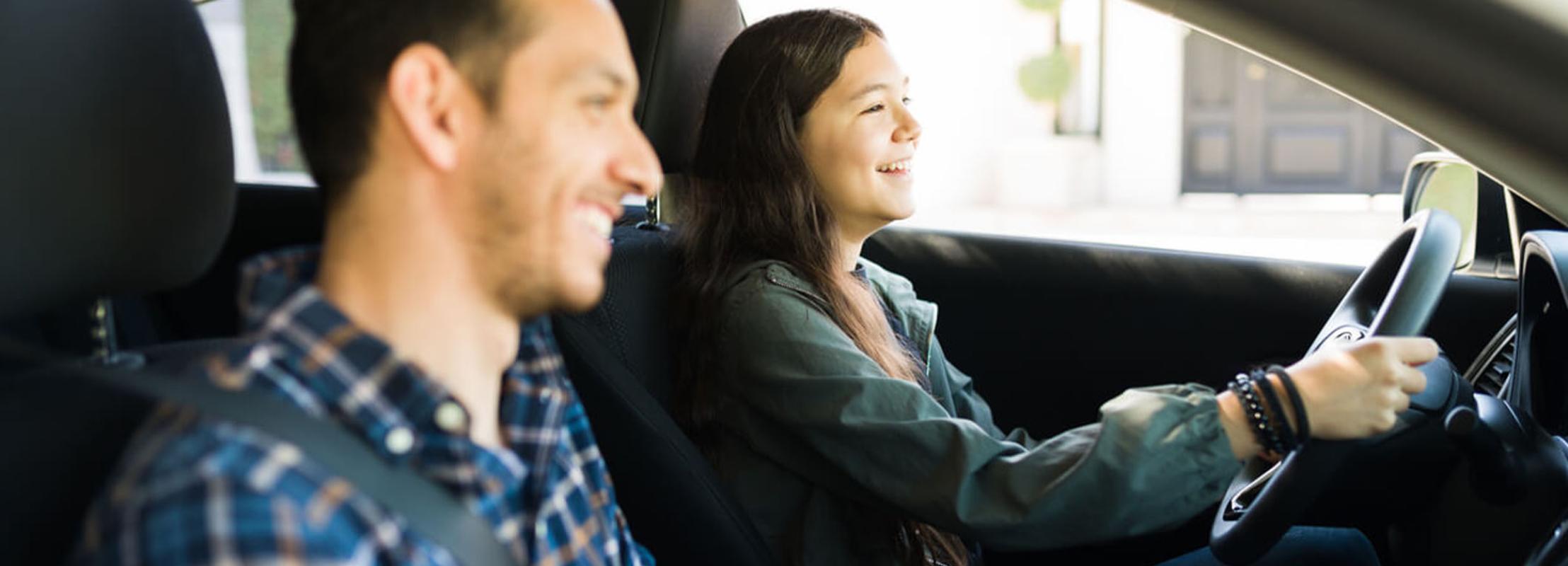 Une personne apprend à un proche à conduire.