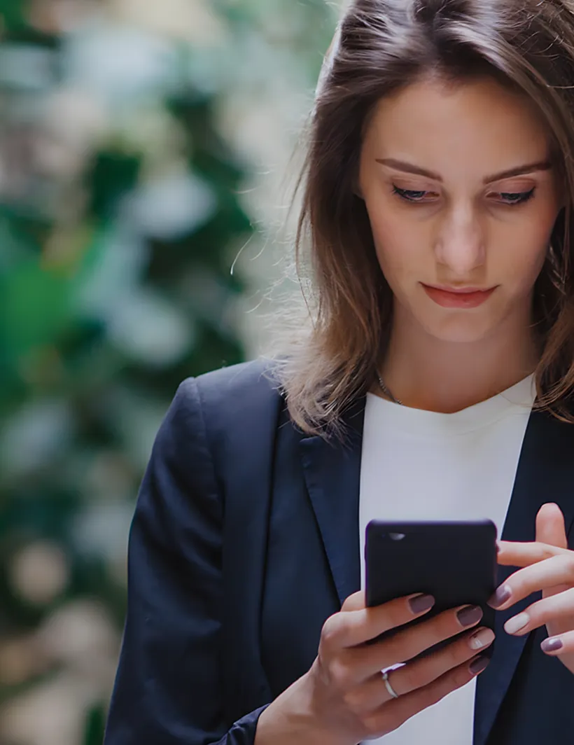 Een vrouw die gebruik maakt van haar smartphone.