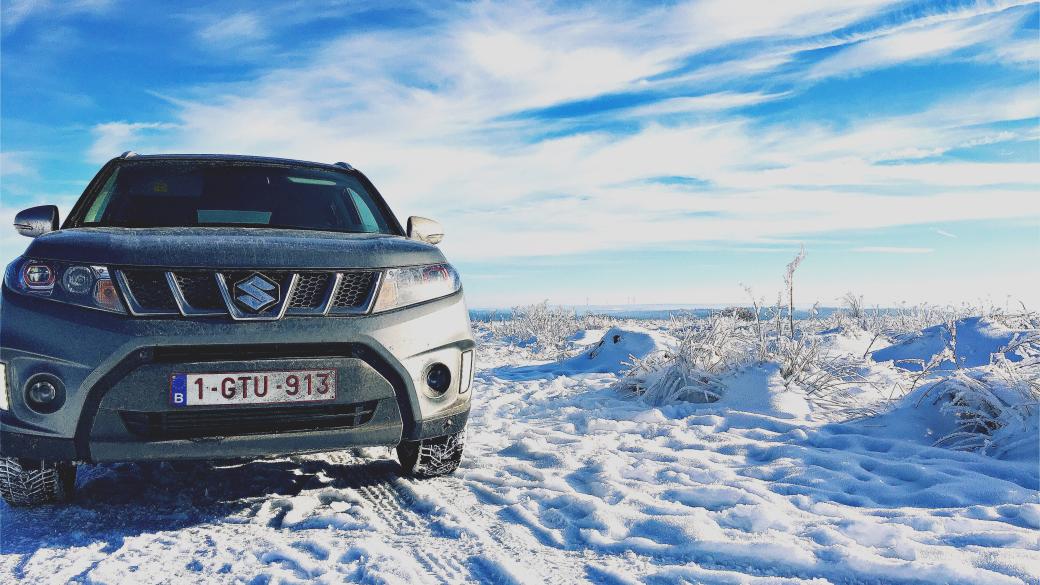 Suzuki Vitara in de sneeuw